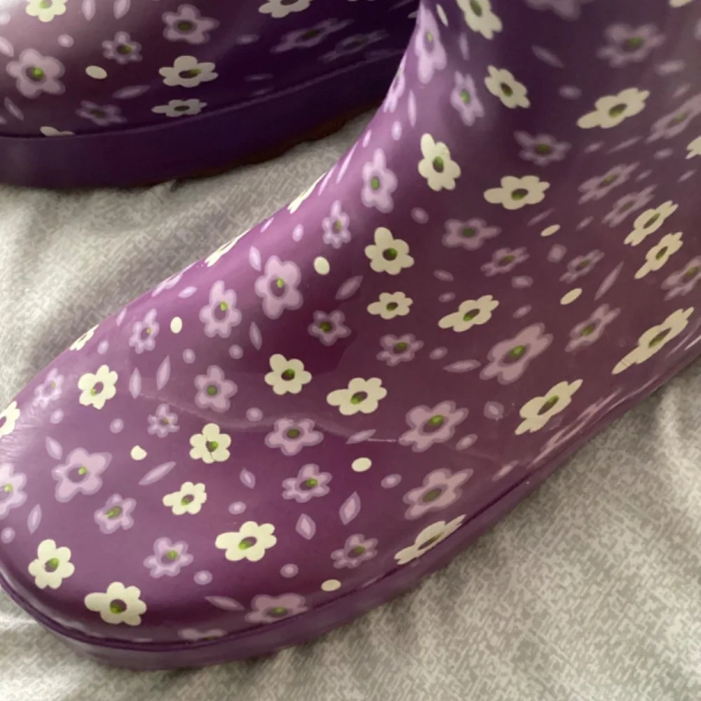 Girl Purple Rain Boots Size 2 3 with White Flowers  Rubber